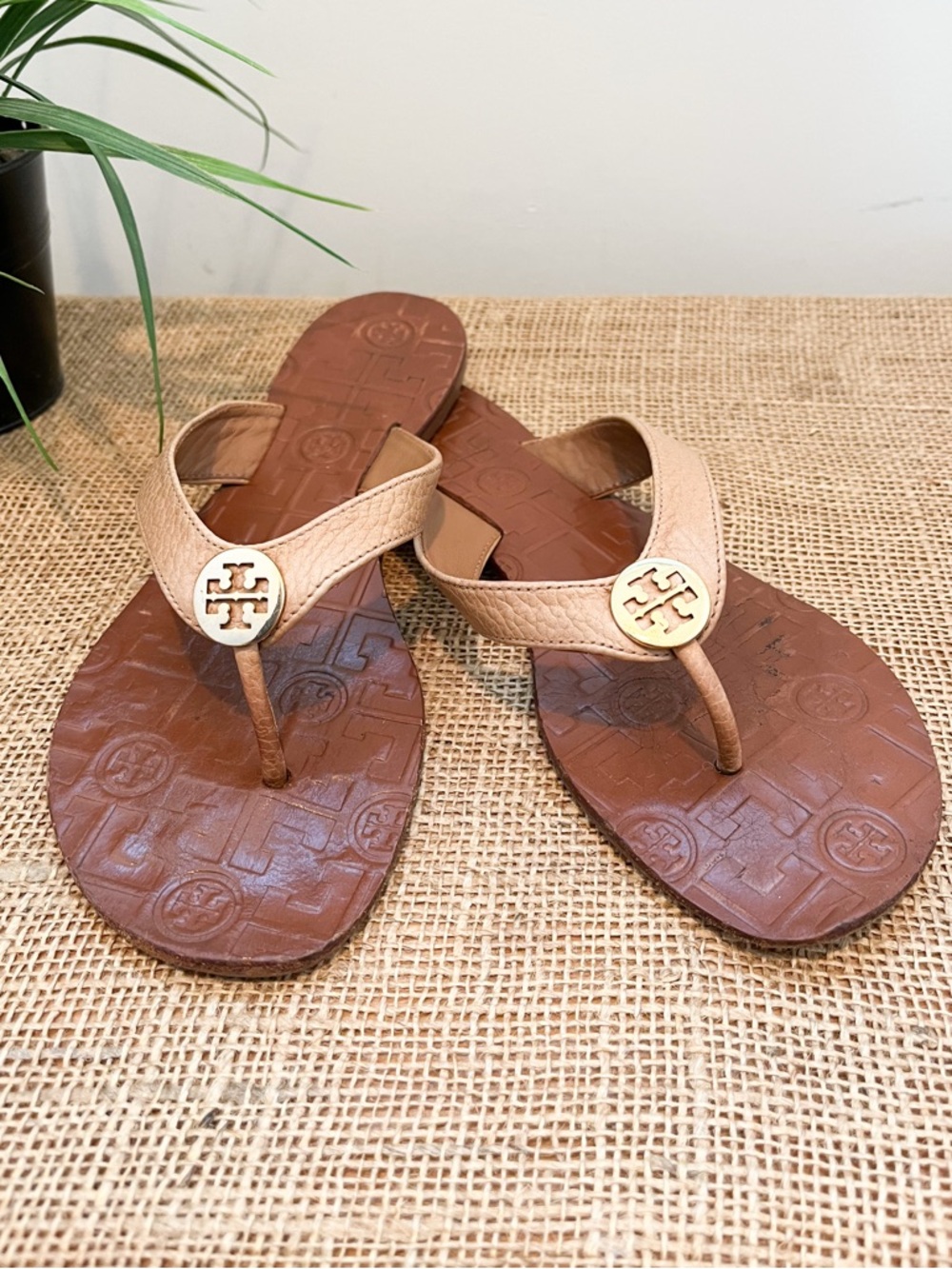 Tory Burch Thora Flat Thong Leather Sandals Tan Size 8 - Picture 2 of 11